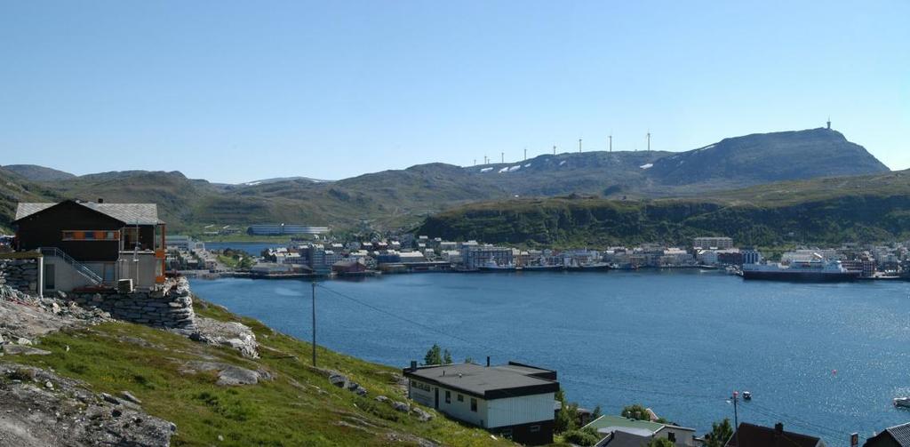 Figur 2.8 Hammerfest 2 MW vindpark sett fra Fuglenesåsen, Hammerfest.