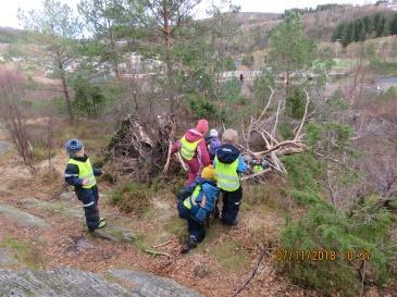 (Vi snakket etterpå om at i lek, da kan vi gjøre så mye. I virkeligheten hadde vi brukt mange dager på denne reisen ).