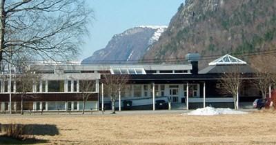 kommune. Skolen har inneværende skoleår 3 elever, og disse er organisert i klasser. Skolebygget består av en eldre del, og et påbygg av nyere dato. 1.