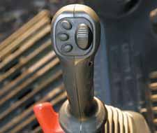 Redusert vifteturtall, radiator med stor kapasitet og optimal bruk av støydempende og støyabsorberende materialer, hjelper til å gi et støynivå inne i -8