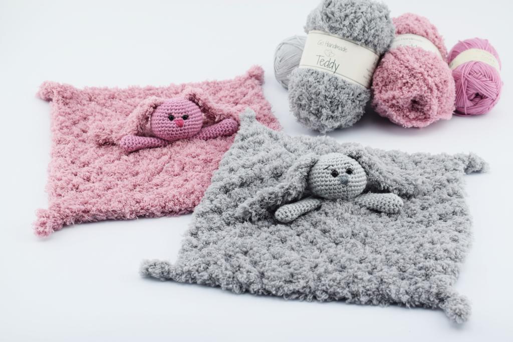 Koseklut - Kanin Materialer: - Heklenål nr. 3, 4 & 5 - Go Handmade Teddy garn - Go Handmade Soft garn - Go Handmade Broderigarn - 1 sett sikkerhetsøyne 5mm. - Litt fyll Kjøp garnet her: http://shop.