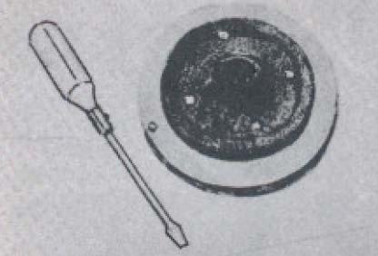 Lage en bakplate Bruk en planke på 25 mm med større diameter enn planskiven. Skru bakplaten til planskiven med treskruer gjennom hullene på baksiden av planskiven.