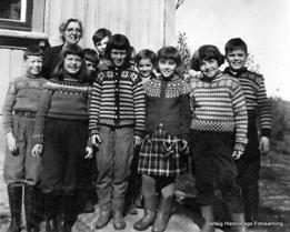 6 Varteig Menighetsblad Andre og tredje klasse på Kokkimskolen, fotografert i skoleåret 1956-1957. Lærer var Evelyn Wenaas, prestefrue i Varteig som også var lærervikar.