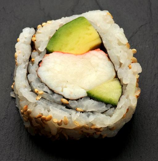 FUTO MAKI 6 biter per ordre 6 pieces per order Kongekrabbe med avokado og agurk