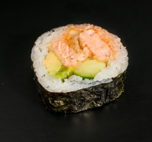 FUTO MAKI 6 biter per ordre 6 pieces per order Fritert krabbe med avokado og agurk Deep fried soft-shell crab