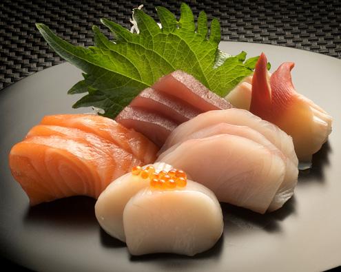 FORRETTER STARTERS Assortert sashimi 15 skiver av laks, kveite,