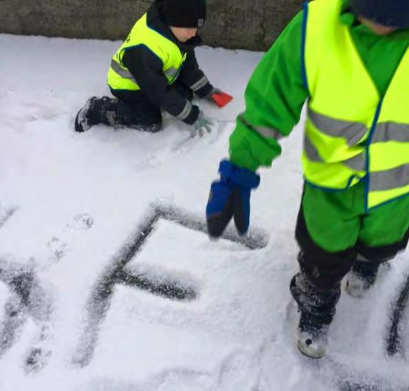 Bínubækurnar Í bókinni Bínu bálreiðu er unnið með undirstöðuþætti boðskipta og byggt á hugmyndafræði um snemmtæka íhlutun, þ.e. að grípa nógu snemma inn í til að styrkja boðskiptafærni hjá ungum börnum (Ásthildur Bjarney Snorradóttir).