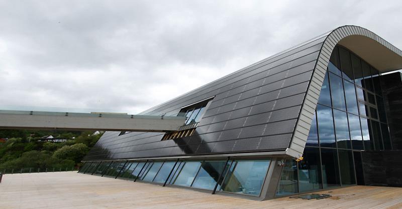 Figur 5 Fleksible solceller som følger byggets utforming, Oseana Kunst- og Kultursenter. Foto: fornybar.no; Solceller integrert i glassfasade, Operahuset i Oslo.
