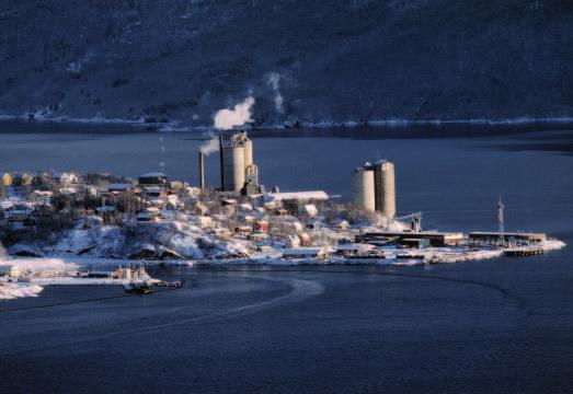 Norcems sementfabrikk i Kjøpsvik utviklet industrikommunen Tysfjord. FOTO: ASGEIR KVALVIK. ble ikke en stor majoritetsbefolkning i de nye sentrene.