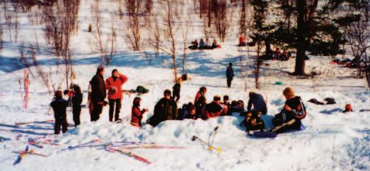 Prosjekt «Vinteraktivitetsuke 2002». FOTO: ÁJLUOVTA SKÅVLLÅ/DRAG SKOLE språklig miljø rundt seg, alt fra kamerater, media og øvrige samfunn.