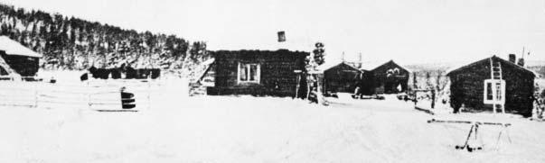 Erik Abraham Olofssons hemman i Porjus omkr. 1910, när kraftverket började byggas (Bild i foldern «Porjus», utg. av Porjus Arkivkommité). idel obanade skogstrakter.
