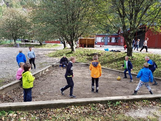 5.2 Involvering av brukerorgan Ved Rosseland skole er det vedtatt at skolemiljøutvalget består av det ordinære samarbeidsutvalget (SAU), minus en representant for lærerne og representanten for de