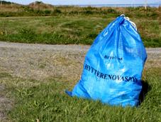 PLASTEMBALLASJE Alt av plastemballasje: folie poser flasker kanner PAPIR OG KARTONG Papir, aviser, tidsskrifter, ukeblader, reklame uten plast, bøker med myk og hard perm, emballasje kartong,