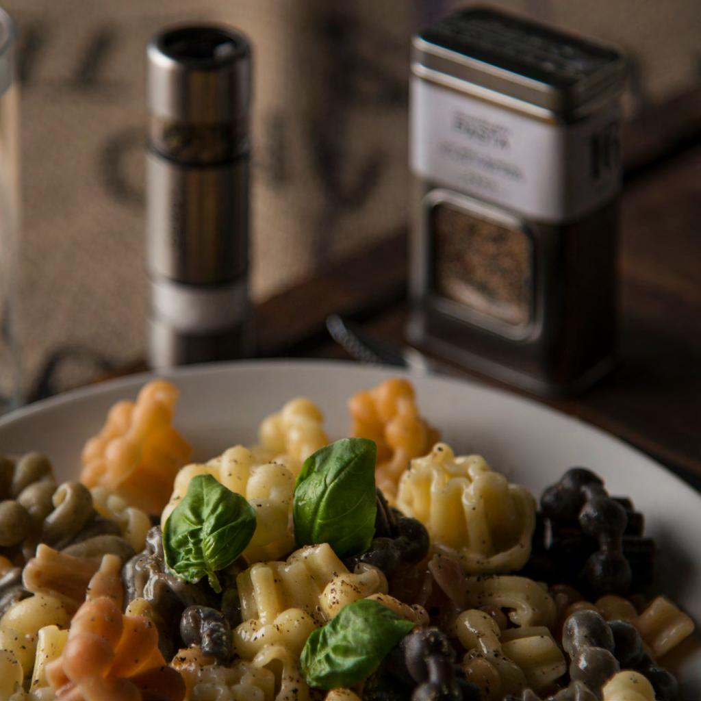 våre pastaprodukter er lokalt produsert i toscana og det benyttes førsteklasses durumhvete i de tradisjonelle pastaproduktene. pasta Pasta Farfalle Bianco Nere.