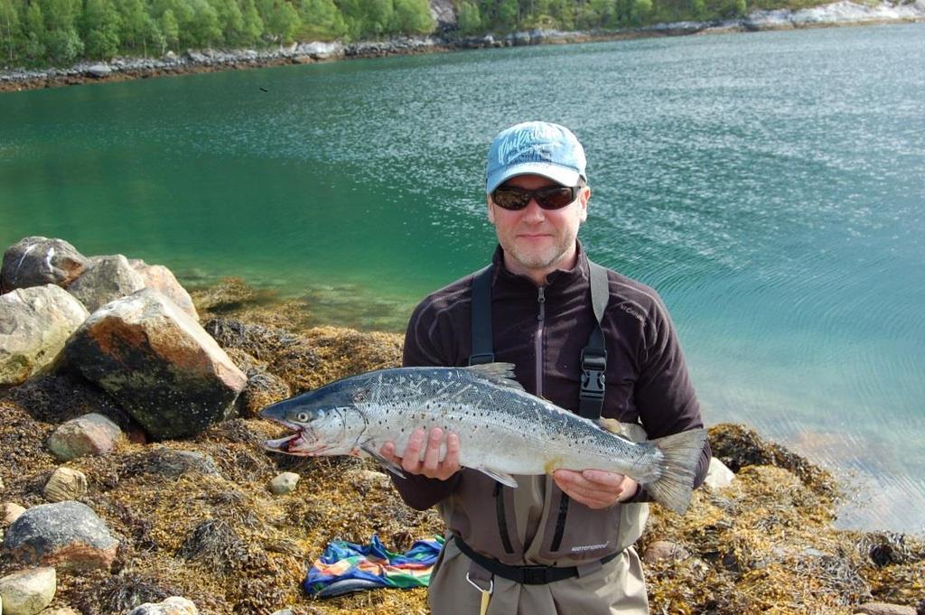 Nå har vi valgt å gi også andre tilgang til dette spesielle stedet. Adkomst er med båt i fjorden (ca. 20 minutter). Nærmeste butikk ligger nær parkeringsplassen.