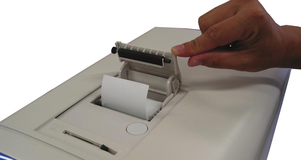 5 Installasjon 5.4 Sette inn skriverpapir FORSIKTIG Vær forsiktig så du unngår papirkutteren når du skifter ut skriverpapir. Papirkutter Åpne-knapp Skriverpapir Papirdeksel 1.