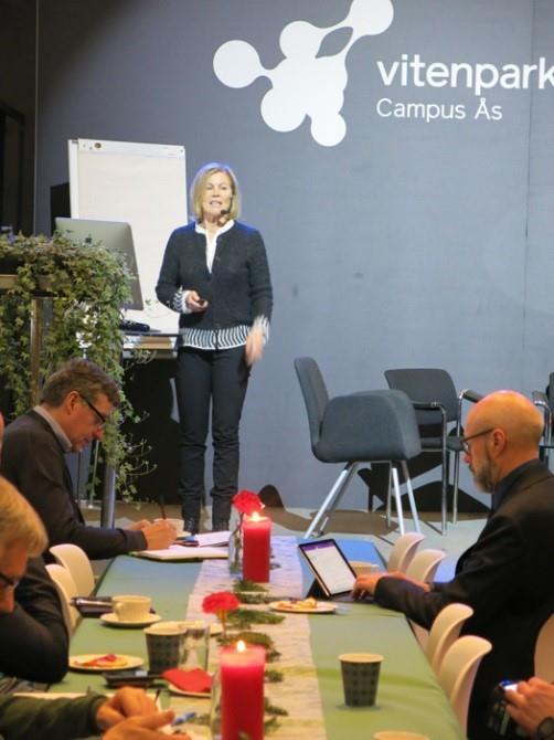 I tråd med bioøkonomi-strategien Guri Tveito i Landbruks- og matdepartementet fortalte om bioøkonomi-strategien som Stortinget har vedtatt.