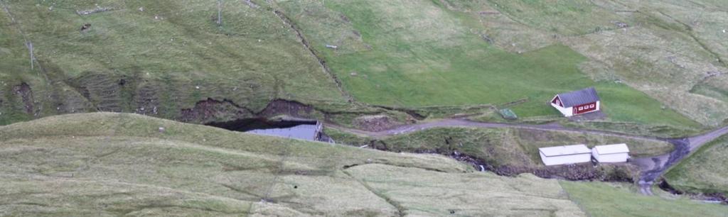 Í móru-brunninum eru fleiri rúm, soleiðis at vatnið har fer gjøgnum eina reinsing. Upprunaliga er hendan skipanin gjørd við tí fyri eyga at taka vatn úr byrgingini.