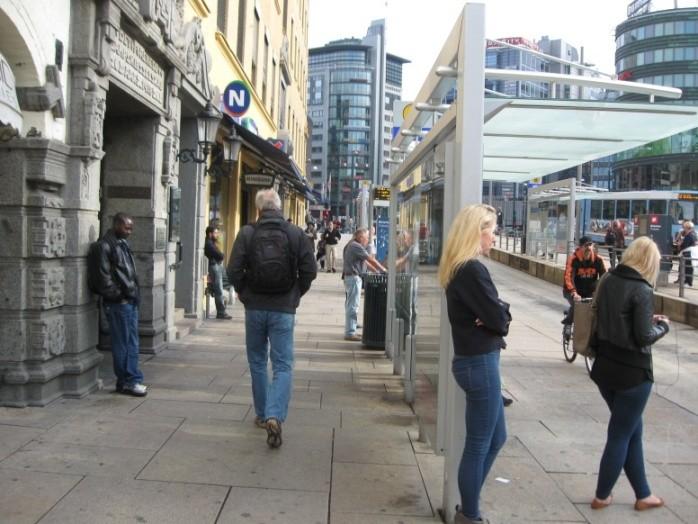 Ferdselssonen legges bak lehus ved sidestilte plattformer, og åpninger i lehusets bakvegg sikrer god tilgjengelighet til plattformen.