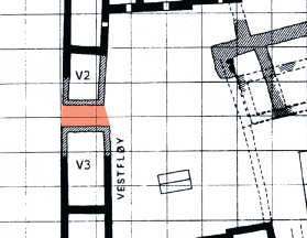 8.6 Vestfløyen, Porten Kun konturer av murverk under torven indikerer nordmurens beliggenhet. På sørmuren ligger det mye løs stein.