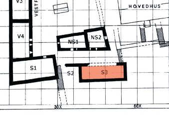 8.13 Den ytre sydfløyen, S3 Murverket er tidligere restaurert med sement og har holdt seg relativt godt. Formidlingen av nordmuren som er delvis borte, fungerer dårlig.