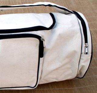 06. Veske til yogamatte Denne yogabag er den perfekte bag for ullmatter som er i 70 cm eller 90 cm bredde.