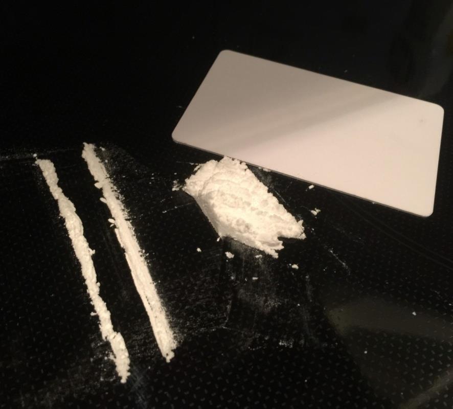 Kokain Sniffes/snortes Sosial, pratsom, rastløs Springende