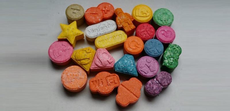 Ecstacy Ecstasy (MDMA; 3,4- metylendioksymetamfetamin) Har både sentralstimulerende og hallucinogen effekt