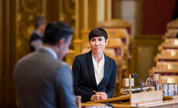 De fleste menn i Norge fikk stemmerett i 1898. Mange kvinner ønsket også å delta i politikken. Fra 1907 fikk noen få kvinner stemmerett fordi de hadde inntekt og betalte skatt.