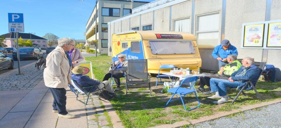 Etter den vanlige lokal sightseeing på Øvre for å plukke opp de som skulle være, ble kursen satt østover.