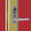 Når døren lukkes igjen, trekkes den inn mot tetningslisten slik at den beskytter maksimalt mot trekk, vind og regn. To-lags energiglass med U-verdi på 1,4 er standard.