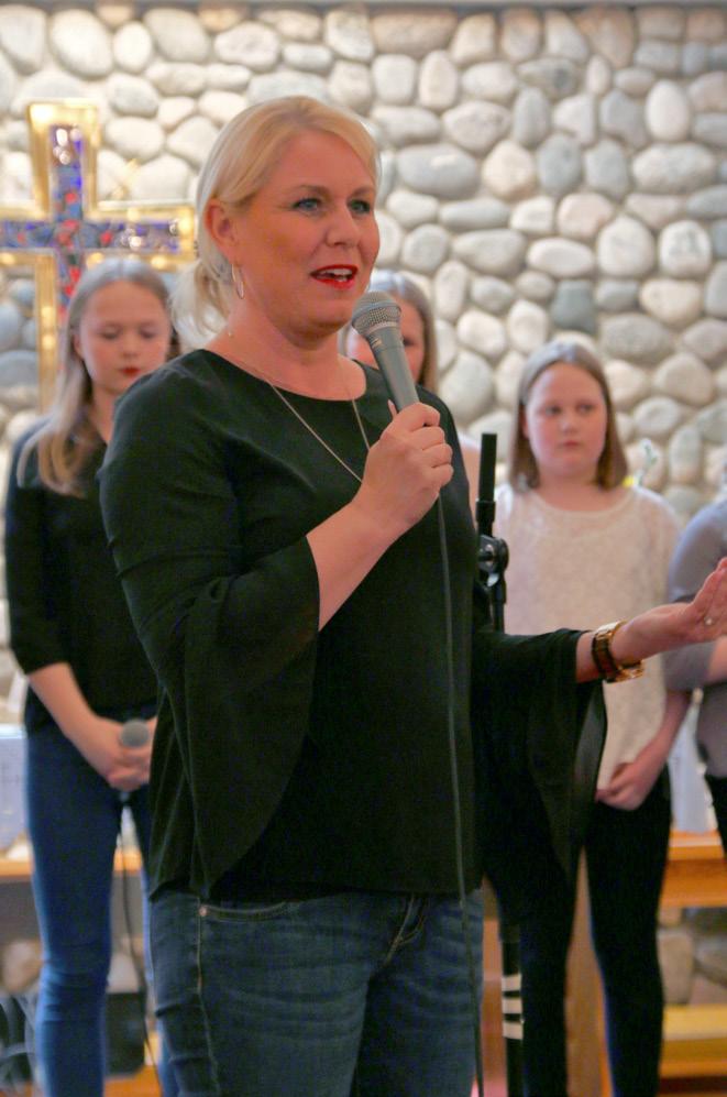 Landro kyrkje God stemning på barnekor-konsert Dirigent Ragnhild Hiis Ånestad. Barnekora gav liv med friske songar. Laurdag 14.