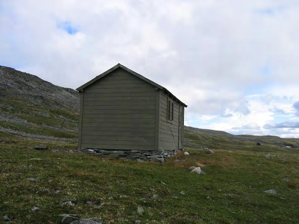 Bilde 2: Bildet viser den nordligste hytta ved Nedre Mølmsvatn. Bildet er tatt i 2005. De tre andre hyttene ved Nedre Mølmsvatnet sees i bakgrunnen.