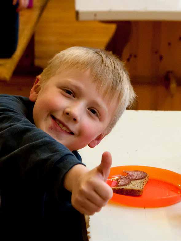 Måltid Mål: Alle SFO-er skal hver dag servere et enkelt og sunt smøremåltid, som arena for sosial samhandling, fellesskap og kommunikasjon mellom barn og voksne.