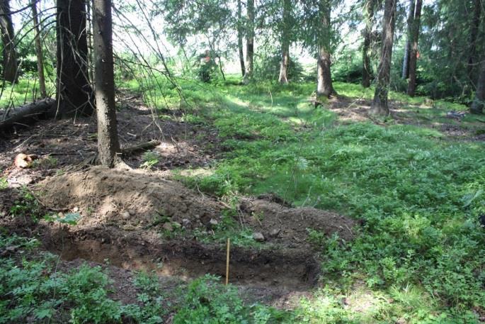 fortsetter over en bekk og opp mot Løkenveien, FV29 og hus på gbnr. 77/15.