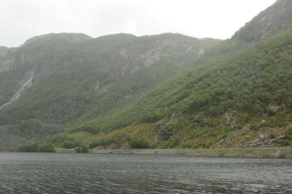 Figur 5-10. Delstrekning 2-CE går i fjellsiden på sørsiden av Ragsvatnet og parallellføres med eksisterende ledningsnett.