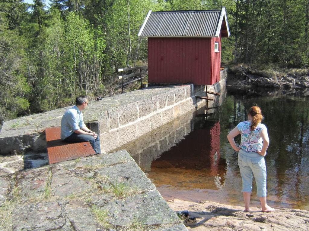 Bilde 3 Dammen sett fra oppstrøms side, og fra vestre damfeste.