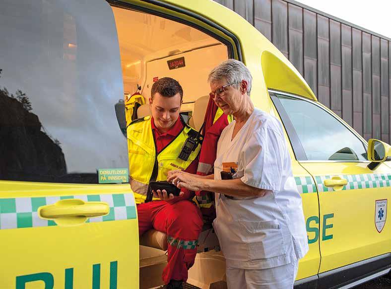 Foto: Christina Guldbrandsen Ambulansearbeider Eirik Rønning og Kirsti Holden er enige om at glukosemåling i ambulansen fungerer greit. Bioingeniør på akuttmottaket?