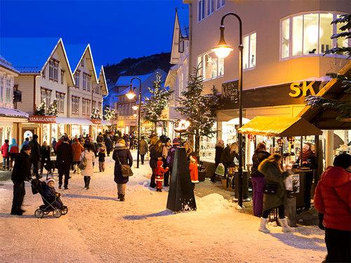 VELKOMMEN TIL JULEBYEN LØRDAG 3. DESEMBER! I år igjen setter vi opp et treffpunkt i Julebyen Egersund for hele fosterfamilien. Vi serverer småkaker og drikke i Frelsesarmeens lokaler kl. 14.00 