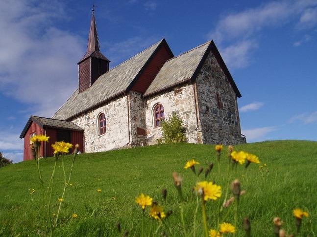 Edøy gamle kirke er åpen 22/6-19/8 Følger åpningstidene til Fruen Café Edøy Veiholmen Veiholmen Kl. 13.00 Kl. 15.00 Kl. 16.