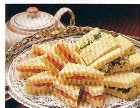 Smørbrød Kan være alt fra den enkle brødskiven med ost eller kjøttpålegg, til små elegante kanapeer til mottagelser og fester.