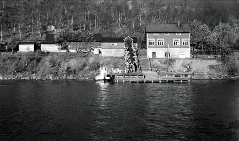 Ny stasjon for «Nybanen» og kai på Sjønstå, 1955. Kilde: Suliskalenderen 2011.