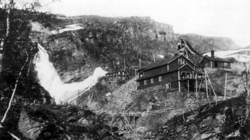 Giken Figur 54. Giken. Gilkenfossen og linebanestasjonen. Kilde; sverrep.com I 1893 ble arbeidet med det første elektriske anlegg påbegynt ved Gikenelva.