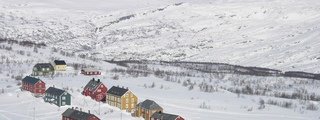 Husene på Jakobsbakken er dels hentet fra andre områder noe som gjenspeiles i husnavn som Kapstø, Kabelvåg, Beiarnbrakka og Kåfjord.