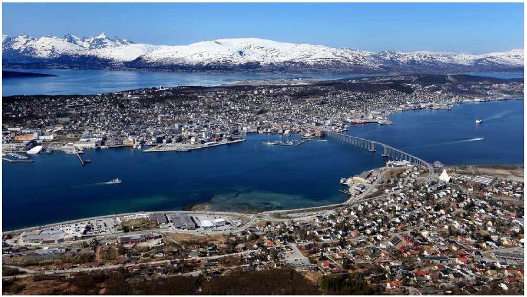 Oppgave 1 (8 poeng) Funksjonen V er gitt ved 4 3 2 V( x) 0,064 x 2,41 x 28,4x 105x 39, 0 x 18 viser vannstanden Vx ( ) centimeter over eller under middelvann x timer etter midnatt i Tromsø en dag.