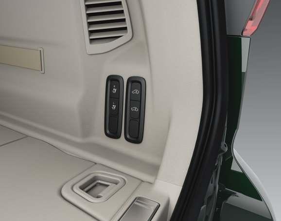 Hvis bilen har elektronisk nedfelling* av baksetet, er det også knapper for denne funksjonen i bagasjerommet.
