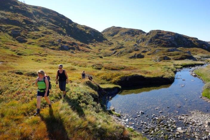 Gjeld område med viktige friluftskvalitetar langs sjøen, i nærmiljøet og på fjellet. Friluftsområda er ført i vidare i frå kommuneplanen i frå 2006.