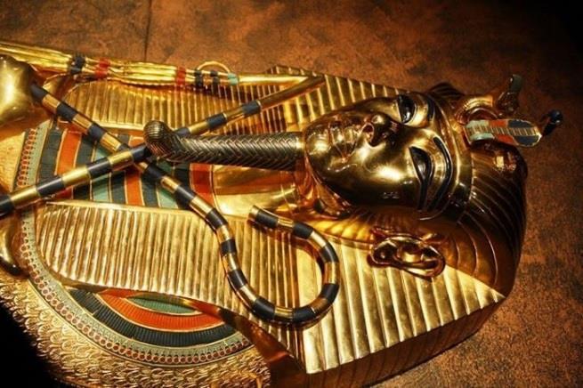hundretusen ulike gjenstander. Her finnes historiske skatter fra hele Egypts historie, mumier, statuer, møbler, smykker, klær med mer.