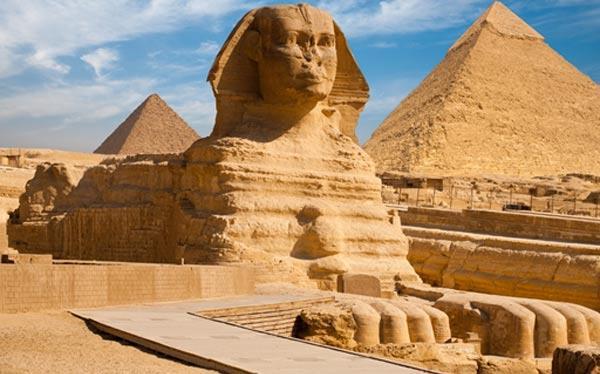 I dag skal vi besøke Sakkara, her finner vi de eldste pyramidene og gravene i Egypt. Det blir også besøk i den mektige vesiren Mererukas grav.