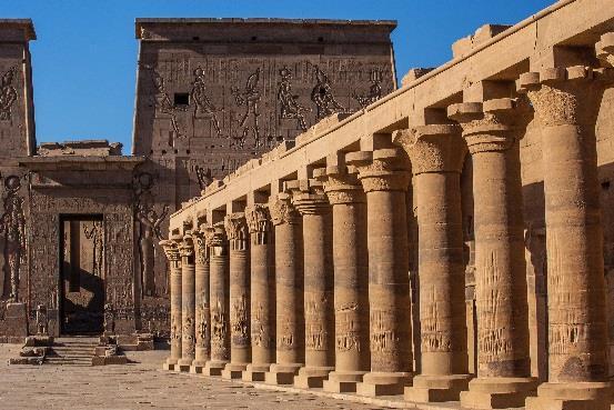 Abu Simbel ble bygget av Egypts mektige farao Ramses II, til minne om seg selv og sin hustru Nefertari. Tempelet ble flyttet i forbindelse med byggingen av den store demningen i Aswan.